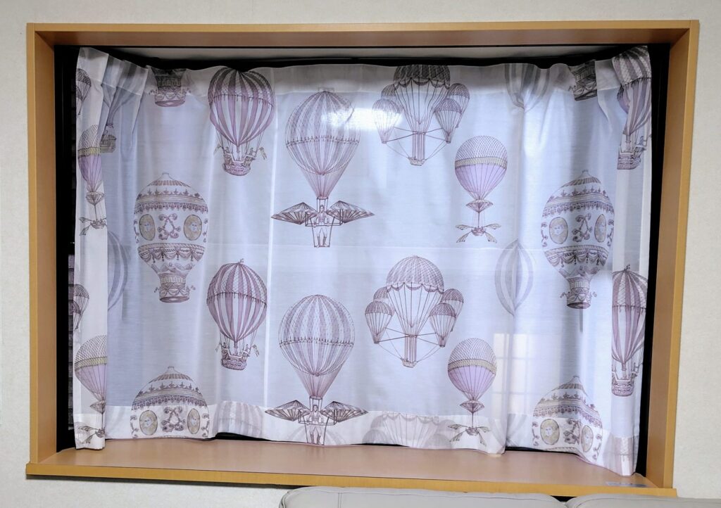 出窓に取り付けた気球柄のおしゃれなカーテン