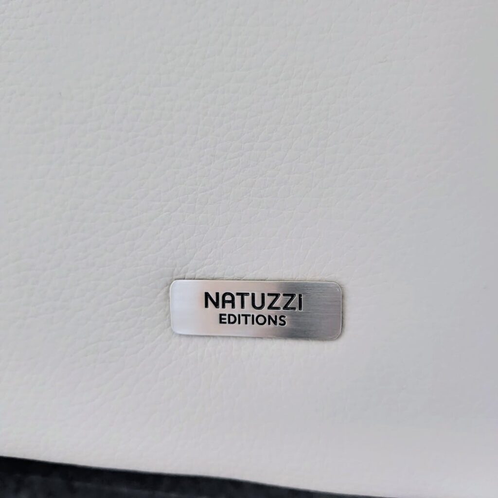 NARUZZIのソファー タグプレート
