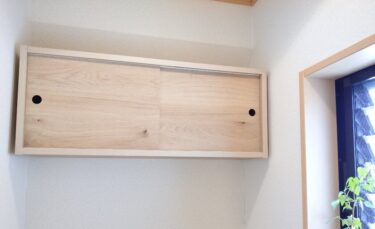 床には置きたくない！トイレ収納！空間を活かして壁面にキャビネット。