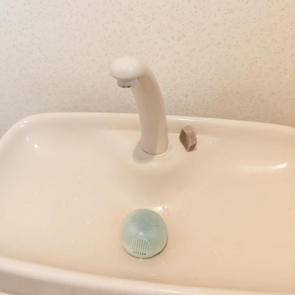 トイレの洗面ボウルと芳香剤