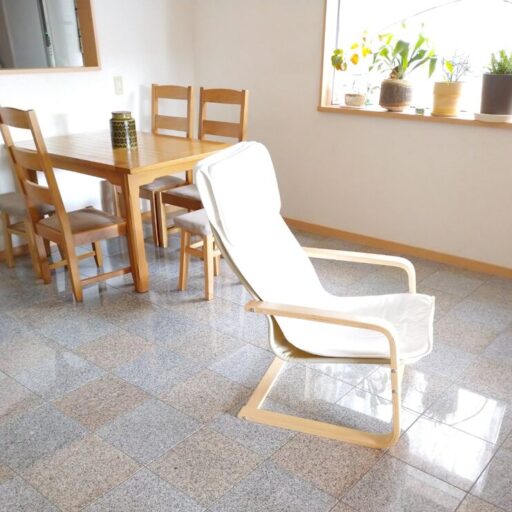 大理石の床と大きな椅子があるliving