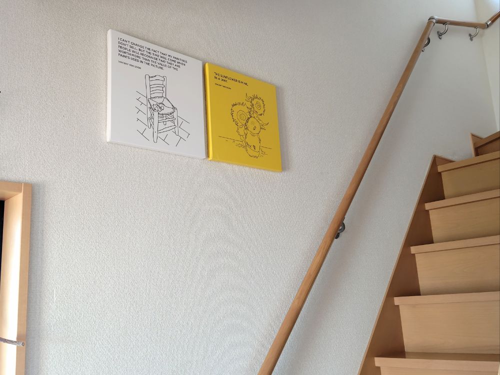 2階へ上がる階段横の壁。
ゴッホの展覧会で購入した絵。キャンバス。
