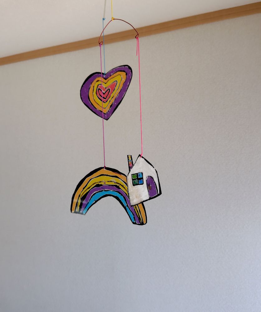 子どもの手づくりモビール。ハート。虹。建物。
