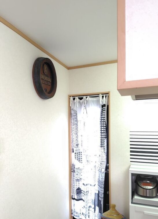 キッチンの壁にレーベンブロイのオブジェをかける